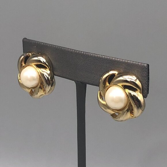 3/$30 Vintage Clip On Earrings Faux Pearl Gold Tone Cabochon Stud Estate 1" - Picture 4 of 9